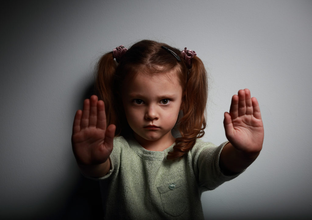 Il faut apprendre aux enfants à dire «NON ! LÂCHE-MOI!» et griffer au besoin