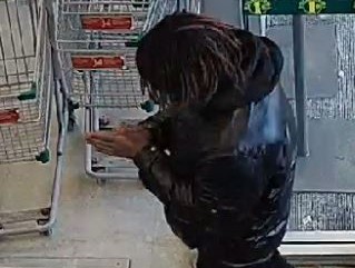 VIDÉO – Un suspect de voies de fait dans un commerce de Saint-Constant recherché