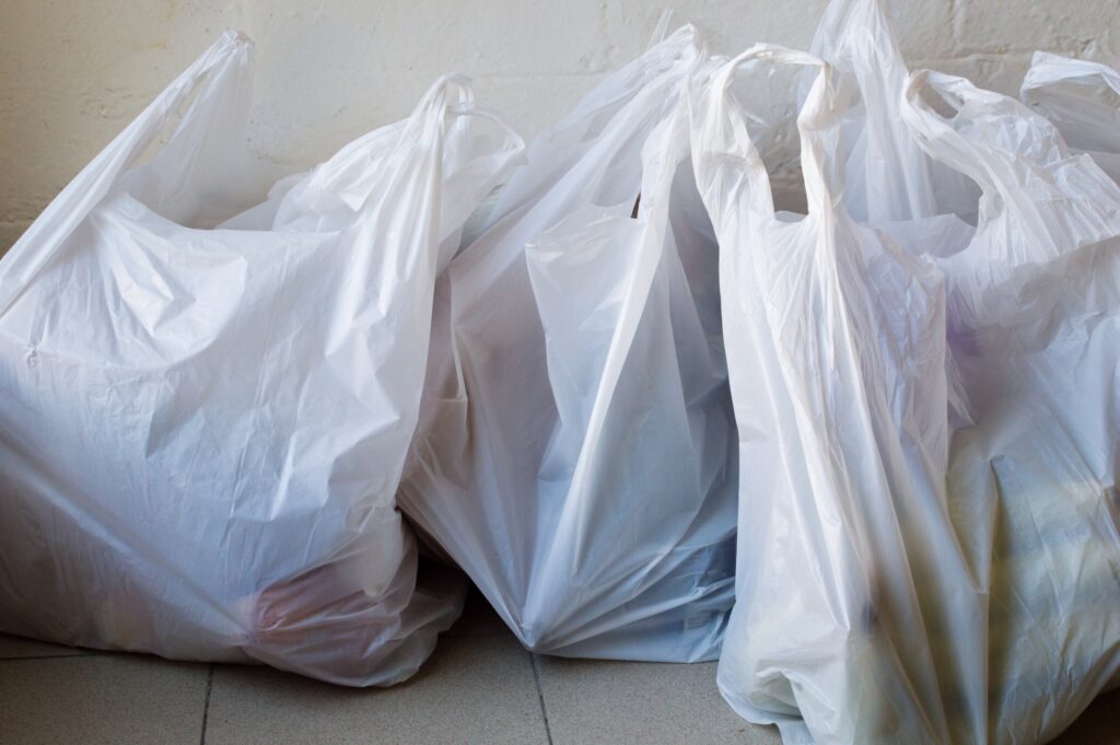 Échos du conseil : La Prairie interdit à son tour les sacs de plastique