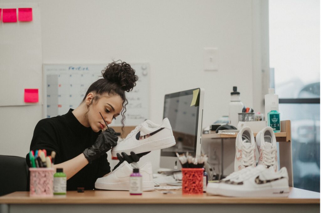 Une Constantine transforme les souliers en objet d’art