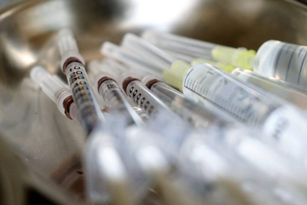 Une infirmière temporairement radiée pour s’être injecté le contenu d’une seringue