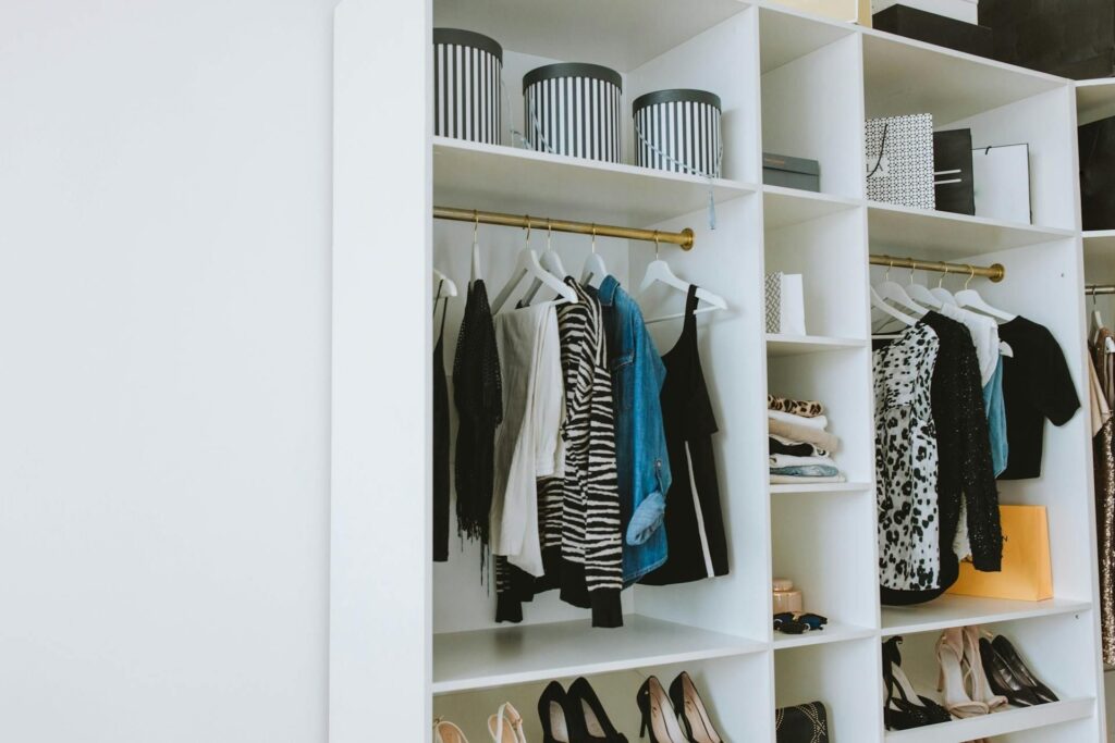 8 accessoires pour optimiser l’espace dans votre placard