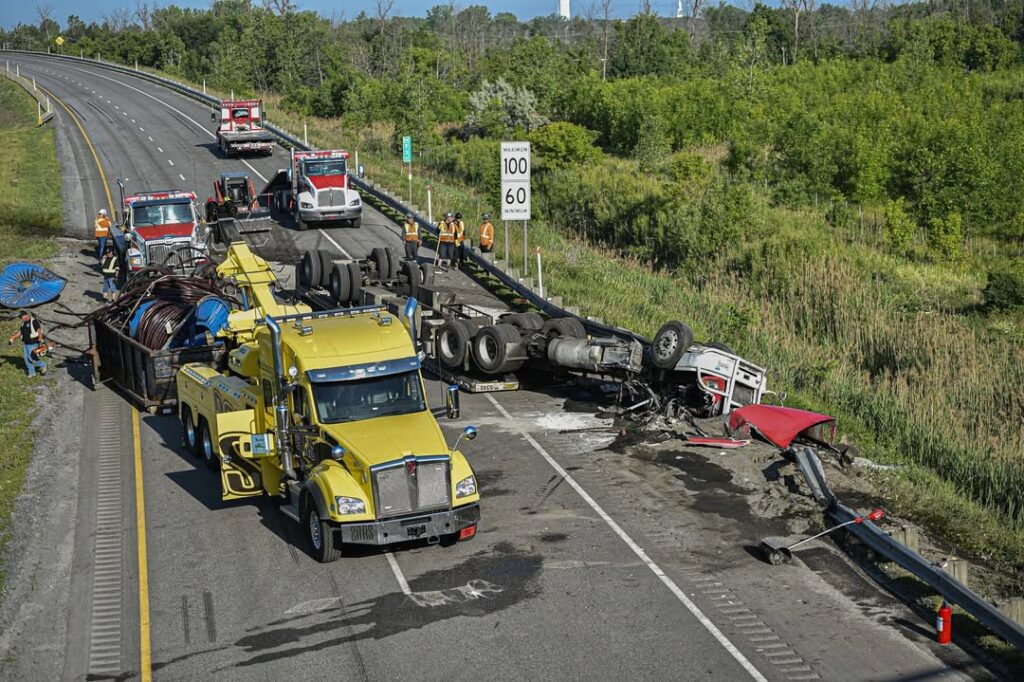 Poids lourd renversé sur l’autoroute 30 à Saint-Constant