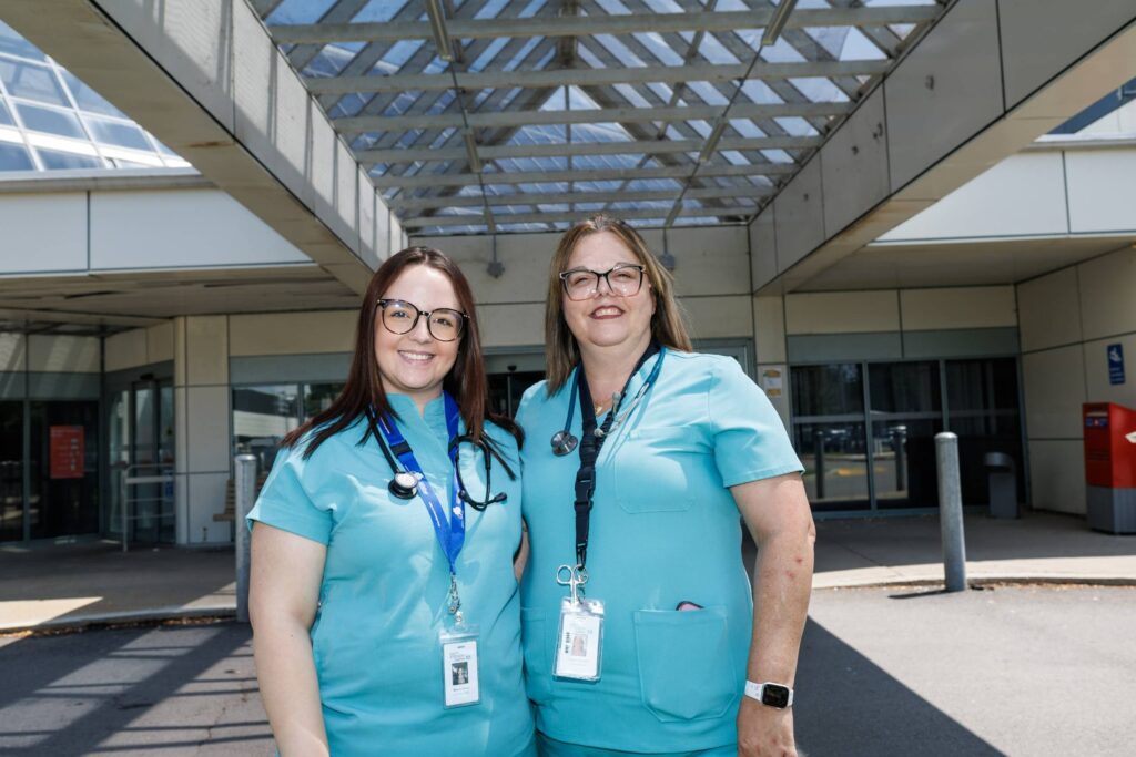 75e anniversaire de la profession: une mère et sa fille infirmières auxiliaires à Châteauguay